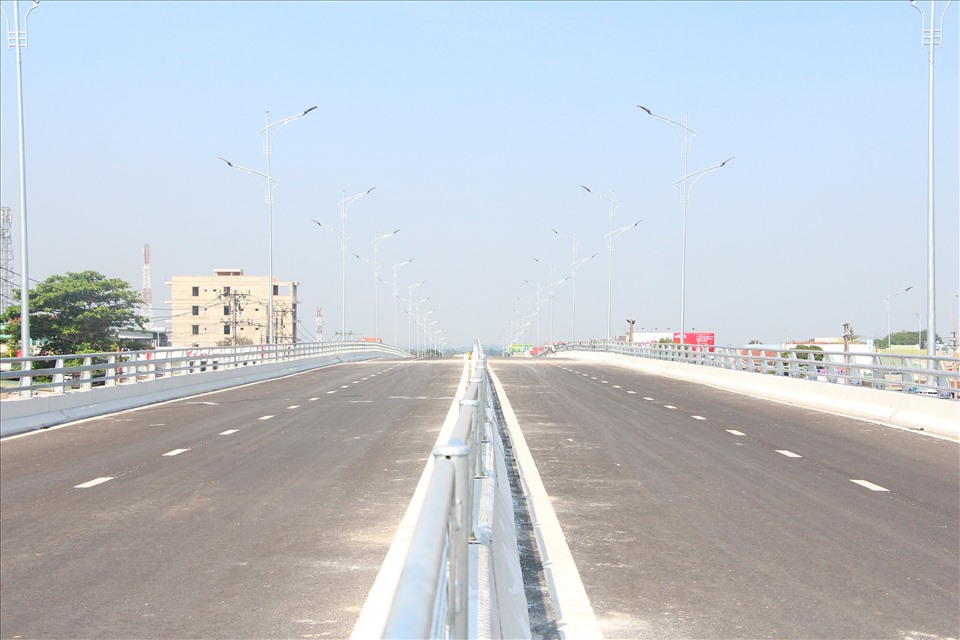 Cầu vượt Dầu Giây đã cơ bản hoàn thành, chờ ngày thông xe.