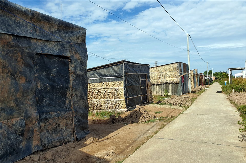 Đây là một dãy nhà tạm cư của người dân tại xã Vĩnh Trạch Đông, Thành phố Bạc Liêu, tỉnh Bạc Liêu.