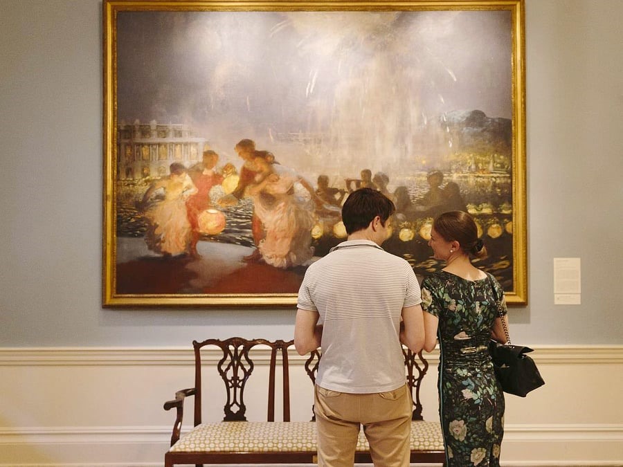 Cùng ngắm tranh nghệ thuật tại bảo tàng sẽ là một trong những hoạt động thú vị dành cho các cặp đôi. Ảnh: Xinhua