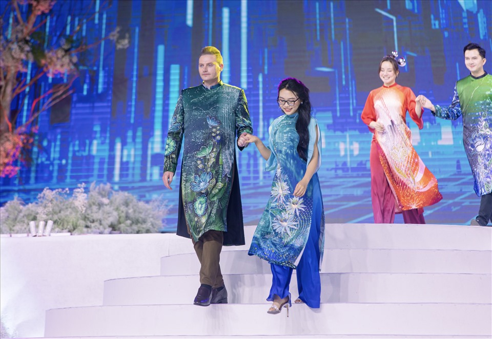 Đặc biệt, với vai trò là Đại sứ hình ảnh của Lễ hội áo dài năm 2022, Phương Mỹ Chi cũng tham gia trình diễn bộ sưu tập áo dài công nghệ thành phố thông minh của nhà thiết kế Việt Hùng cùng 100 nghệ sĩ khác.