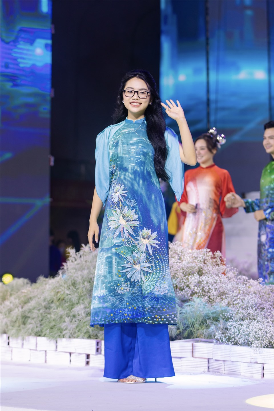 Sự kết hợp giữa giọng hát của Phương Mỹ Chi và tà áo dài  đã phác họa rõ bức tranh về nét truyền thống và sự gắn kết của chiếc áo dài – trang phục mang tính độc tôn về bản sắc dân tộc, mang theo phong cách và tâm hồn người Việt nói chung và người dân Nam bộ nói riêng.