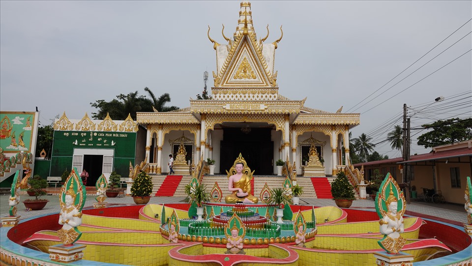 Để xây dựng ngôi chùa, sư trụ trì đã tham khảo rất nhiều mô hình xây dựng từ kiến trúc Ấn Độ, Thái Lan, Lào, Campuchia, Myanmar… Sau đó, lấy ý kiến đóng góp của các vị sư sãi, Phật tử trong và ngoài nước, và quyết định xây dựng theo phong cách Thái Lan, nhưng vẫn giữ đường nét tinh túy hồn cốt của văn hóa Khmer vốn có.