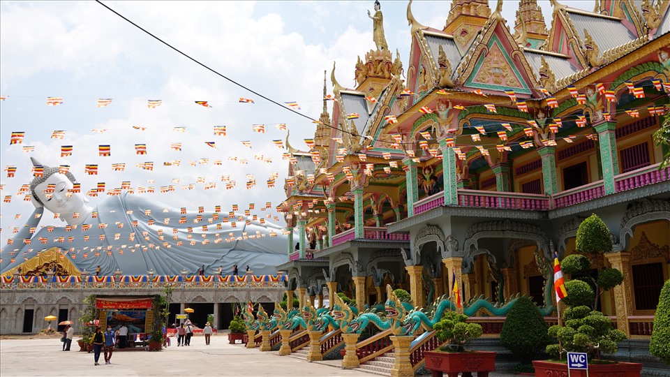 Sóc Trăng được biết đến là một vùng đất có rất nhiều ngôi chùa của đồng bào dân tộc Khmer. Chùa là nơi sinh hoạt văn hóa, tín ngưỡng, đồng thời là điểm đến không thể bỏ qua của du khách trong và ngoài nước trong hành trình khám phá vùng đất Sóc Trăng.