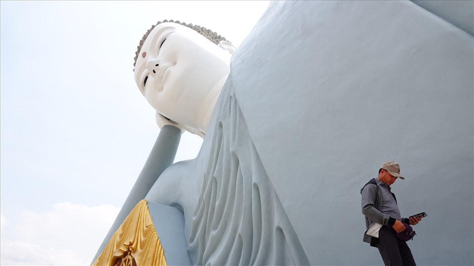 Đặc biệt, chùa có điểm nhấn chính là tượng Phật Thích Ca nhập Niết bàn khổng lồ mà du khách có thể nhìn thấy từ xa. Tượng có chiều dài 63m, cao 22.5m, nặng khoảng 490 tấn, được xem là một trong những tượng Phật nằm lớn nhất Việt Nam hiện tại.