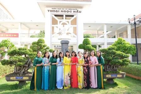 Nữ đoàn viên CĐCS Trường Trung học Chuyên Thoại Ngọc Hầu hưởng ứng Ngày Quốc tế phụ nữ bằng tuần lễ áo dài. Ảnh: CS
