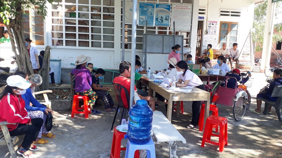 Khám cho người khuyết tật tại xã Bình Tân, Tây Sơn, Bình Định      Ảnh: PHAD