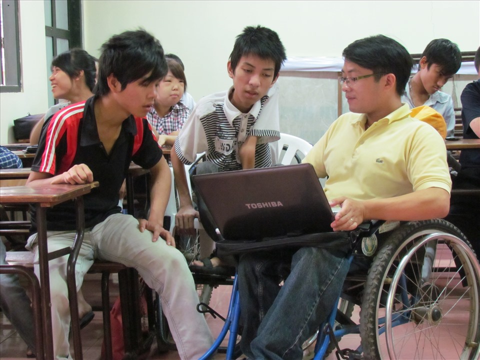 Người khuyết tật nhận hỗ trợ nghề nghiệp tại Quảng Nam    Ảnh: PHAD