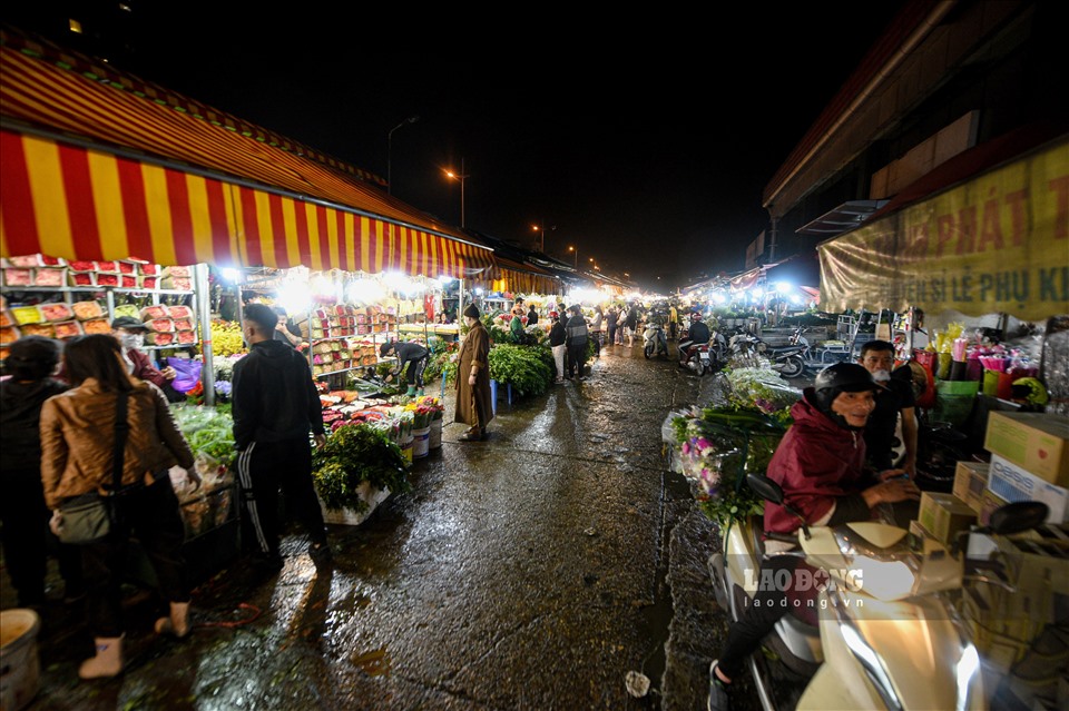 Khác với mọi năm, rạng sáng 8.3, chợ hoa Quảng An (Tây Hồ, Hà Nội) không còn nhộn nhịp, thay vào đó là khung cảnh ảm đạm, yên ắng.