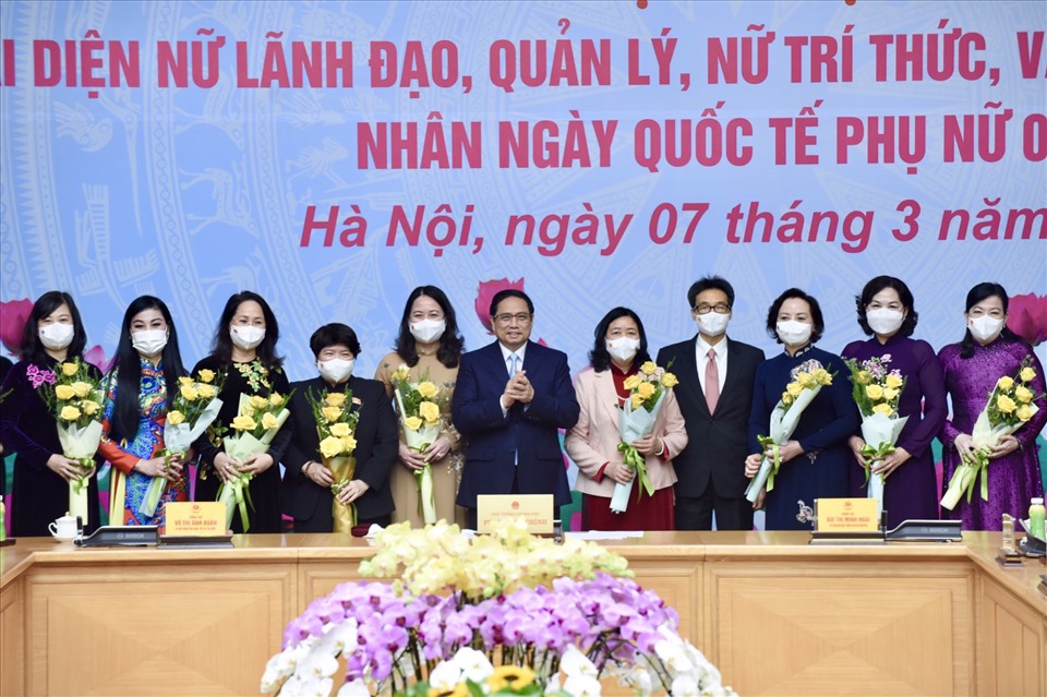 Thủ tướng Chính phủ Phạm Minh Chính tặng hoa các đại diện phụ nữ nhân ngày Quốc tế Phụ nữ 8.3. Ảnh: Nhật Bắc