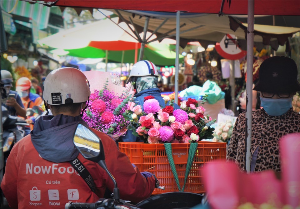 Tình hình dịch bệnh ở TPHCM vẫn cơ bản được kiểm soát nên sức mua hoa giá sỉ về bán lẻ cũng dần tăng lên tại chợ hoa Hồ Thị Kỷ.
