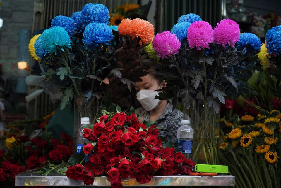 Trước thềm ngày Quốc tế Phụ nữ, tiểu thương chợ hoa đang trở nên tất bật hơn, nhân viên cắm hoa tại các cửa hàng được tăng cường vừa để làm ra các mẫu thiết kế mới vừa để phục vụ đơn hàng theo nhu cầu của khách.