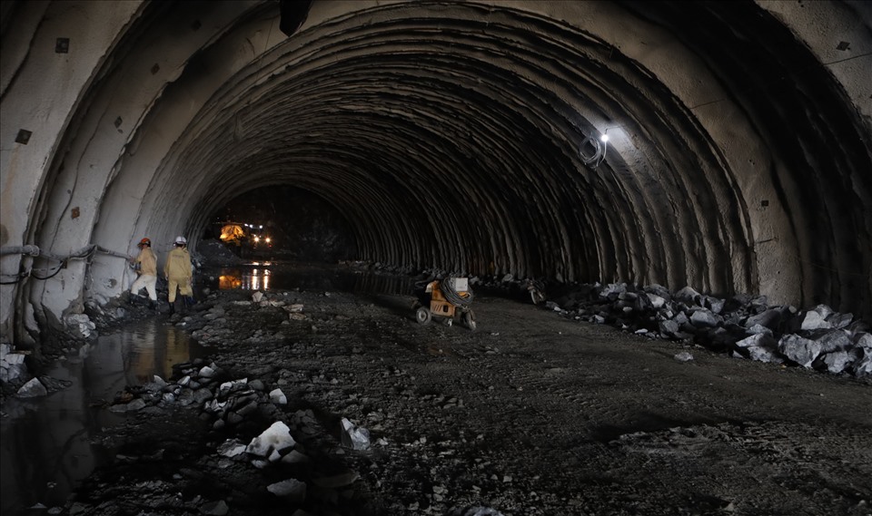 Khu vực hầm Dốc Sạn đã được chủ đầu tư thi công khoảng 150m mỗi bên ống hầm. Hiện tại các phương tiện cơ giới, máy khoan bê tông vẫn đang làm việc để đào bên trong hầm.