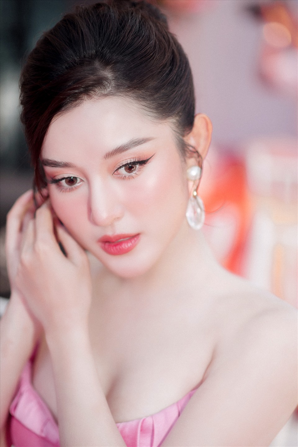 Ở tuổi 27, Á hậu 1 Hoa hậu Việt Nam 2014 Huyền My chọn phong cách nhẹ nhàng, quyến rũ.