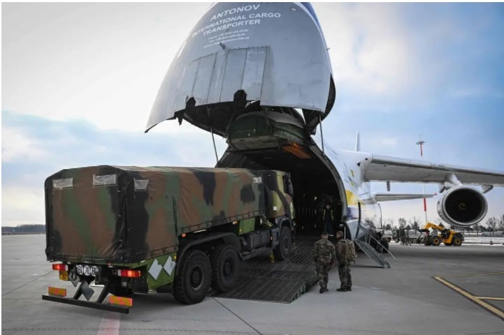 Thiết bị quân sự Pháp  được dỡ xuống từ một máy bay chở hàng tại căn cứ Không quân Mihail Kogalniceanu ở Romania. Ảnh: AFP
