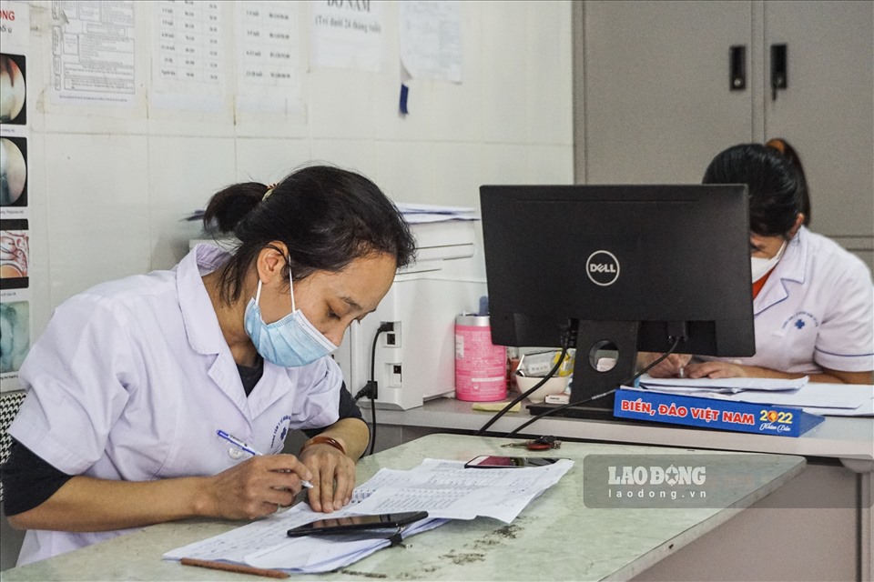 Do khối lượng công việc lớn, theo bà My, đội ngũ nhân viên y tế tại Trạm y tế Trung Văn nói riêng và các trạm y tế trên địa bàn thành phố nói chung khó tránh khỏi nguy cơ phơi nhiễm với COVID-19.