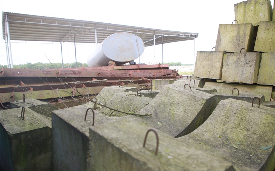 Các gối cống được đúc nằm chổng chơ trong khuôn viên của Cụm Công nghiệp Đông Gio Linh.