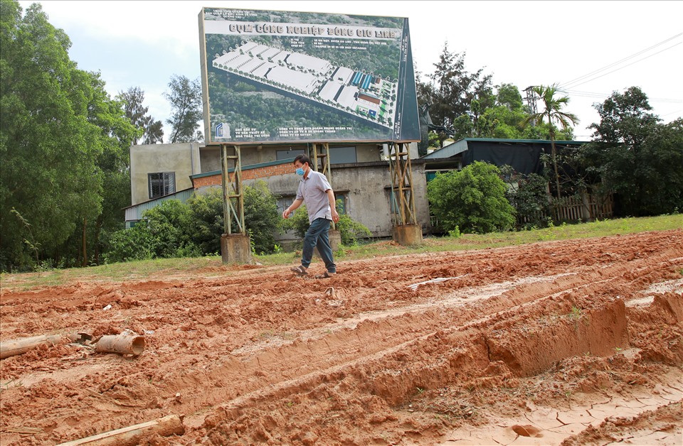 Năm 2012, UBND tỉnh Quảng Trị cấp giấy chứng nhận đầu tư Dự án đầu tư xây dựng, phát triển và kinh doanh hạ tầng Cụm Công nghiệp Đông Gio Linh tại xã Gio Việt, huyện Gio Linh, tỉnh Quảng Trị. Trong ảnh, là tuyến đường đất đi vào cụm công nghiệp hằn lún vết bánh xe, nhão nhoét bùn đất.