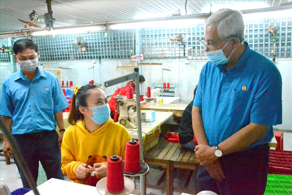 Chủ tịch LĐLĐ tỉnh An Giang Nguyễn Thiện Phú trong lần đến tận nhà xưởng thăm hỏi lao động nữ ngành may mặc. Ảnh: LT