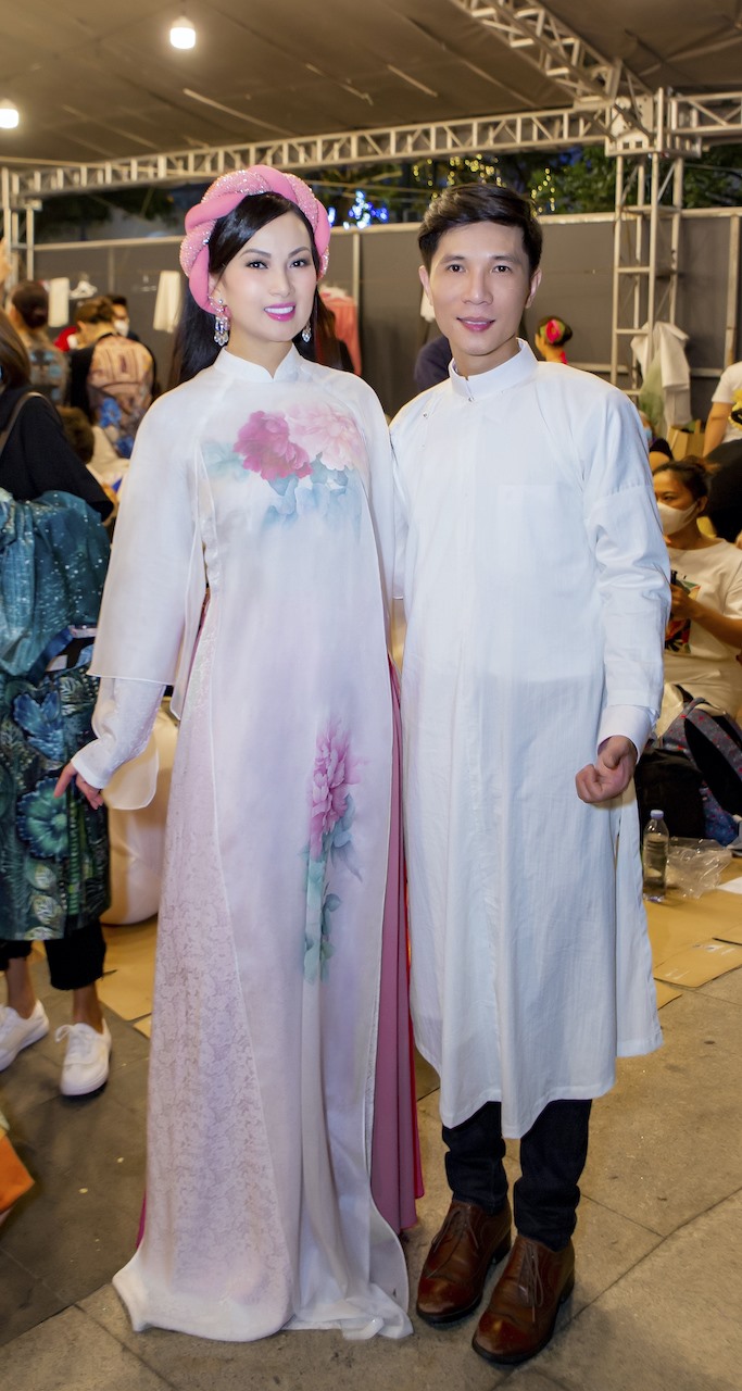 Hà Phương thân thiết bên nhà thiết kế Trung Đinh - người đã sáng tạo nên tà áo dài dành riêng cho nữ ca sĩ. Ảnh: Quốc Huy