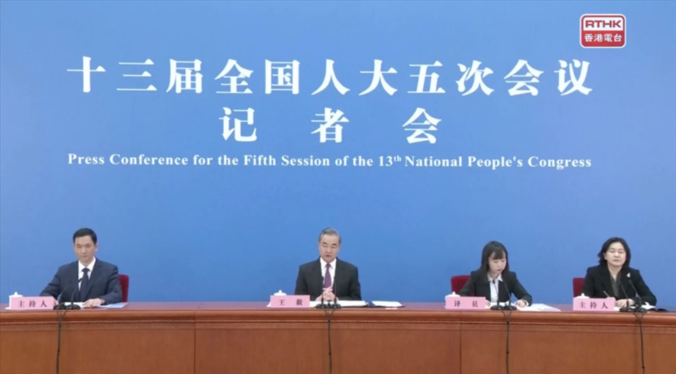 Ngoại trưởng Trung Quốc Vương Nghị trong cuộc họp báo ngày 7.3. Ảnh: RTHK