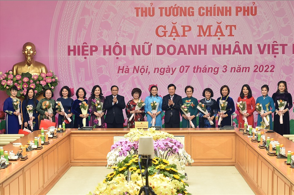 Thủ tướng Phạm Minh Chính, Phó Thủ tướng Thường trực Phạm Bình Minh tặng hoa, chúc mừng các nữ doanh nhân tiêu biểu - Ảnh: VGP/Đình Nam