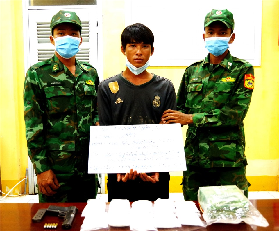 Toàn bộ tang vật và nghi phạm Nguyễn Văn Liệt (giữa) bị bắt giữ. Ảnh: C.K