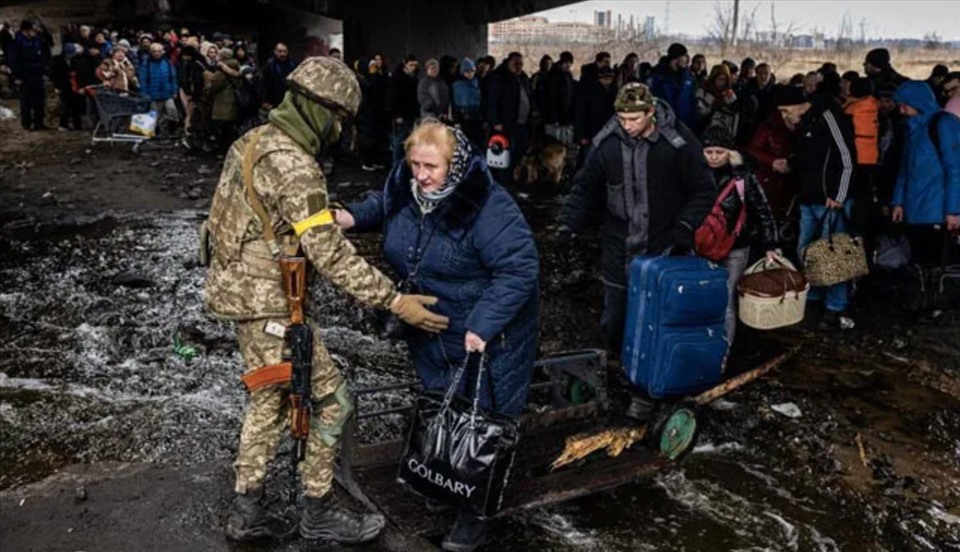 Người dân Ukraina đi sơ tán. Ảnh: AFP