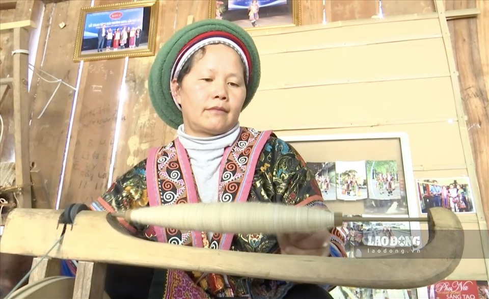 Nữ nghệ nhân Vàng Thị Mai với tâm huyết nâng tầm vị thế cho người phụ nữ Mông từ chính nghề dệt thổ cẩm truyền thống.