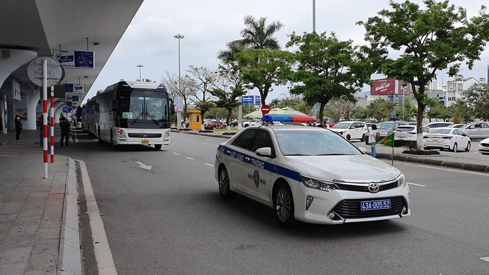 Du khách được cảnh sát giao thông Đà Nẵng dẫn đường từ sân bay về khách sạn. Ảnh: AD