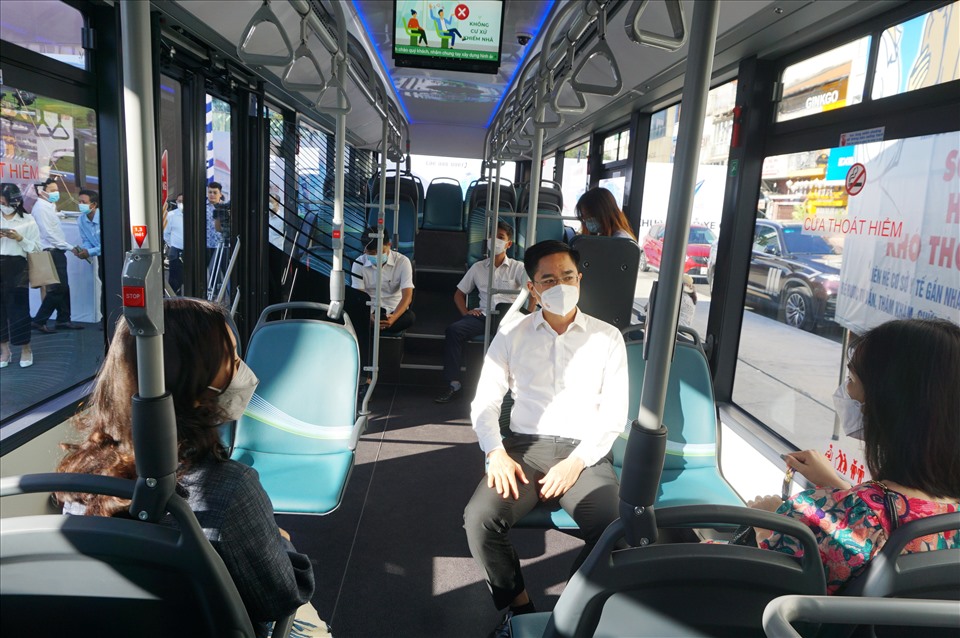 Giám đốc Sở GTVT TPHCM Trần Quang Lâm trải nghiệm xe buýt điện. Ảnh: Minh Quân