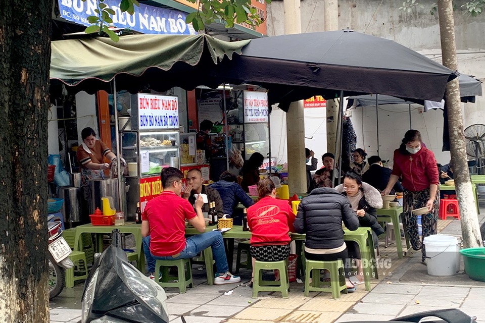 Các quán ăn vỉa hè trên nhiều tuyến phố vẫn thu hút lượng khách tấp nập ra vào.