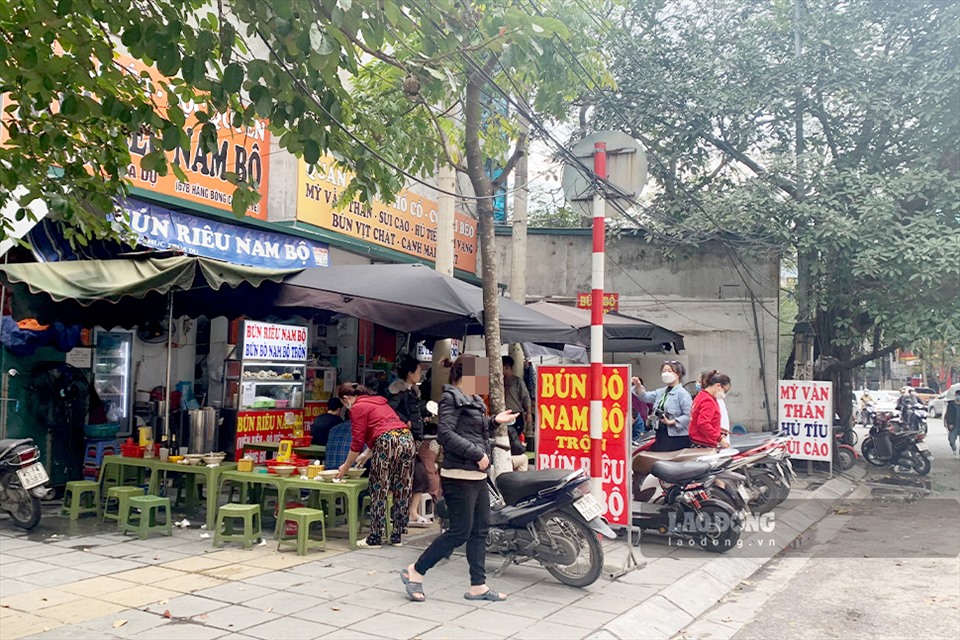 Theo ghi nhận của PV Lao Động, nếu như trước đây, hàng quán ở phường “vùng cam” tại Hà Nội thường phải đóng cửa hoặc chỉ bán mang về thì nay hầu hết các cửa hàng, quán cà phê, hàng ăn đều mở cửa bán hàng tại chỗ.