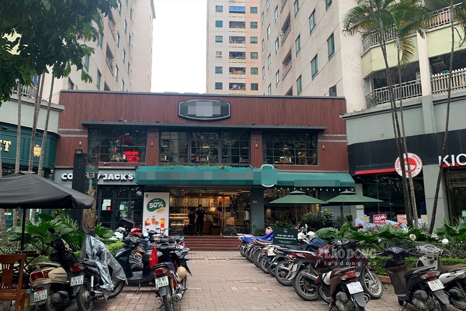 Một quán cà phê tại phường Trung Hoà (quận Cầu Giấy) vẫn thu hút đông khách qua lại. Phía bên ngoài khu để xe chật kín.