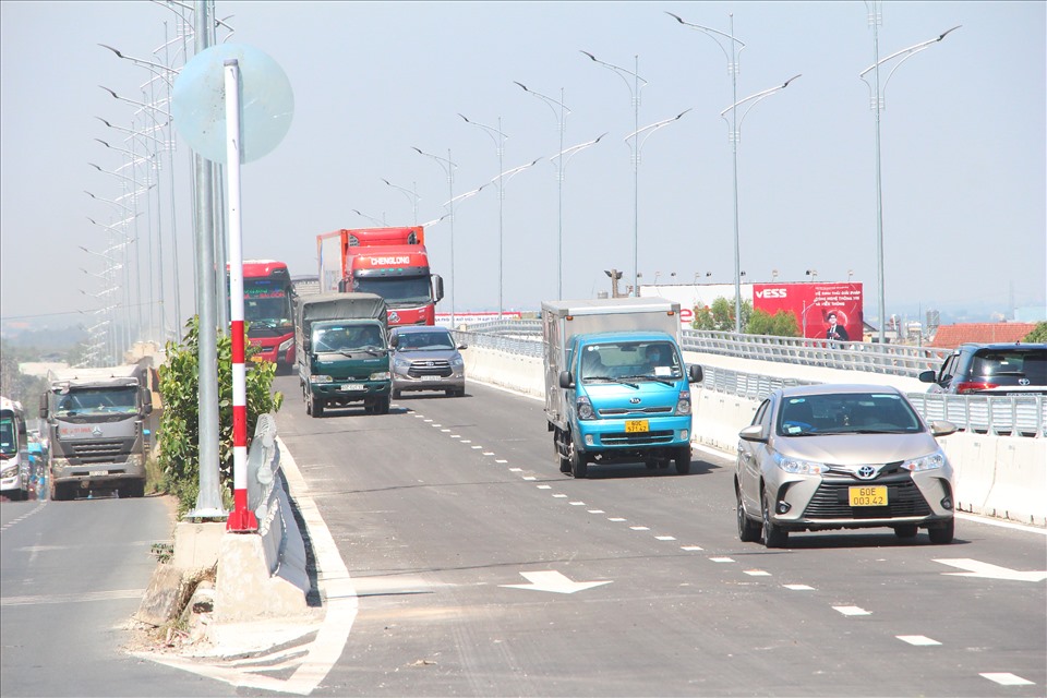 Các phương tiện xe cơ giới lưu thông trên cầu vượt Dầu Giây hướng từ TPHCM đi Hà Nội.