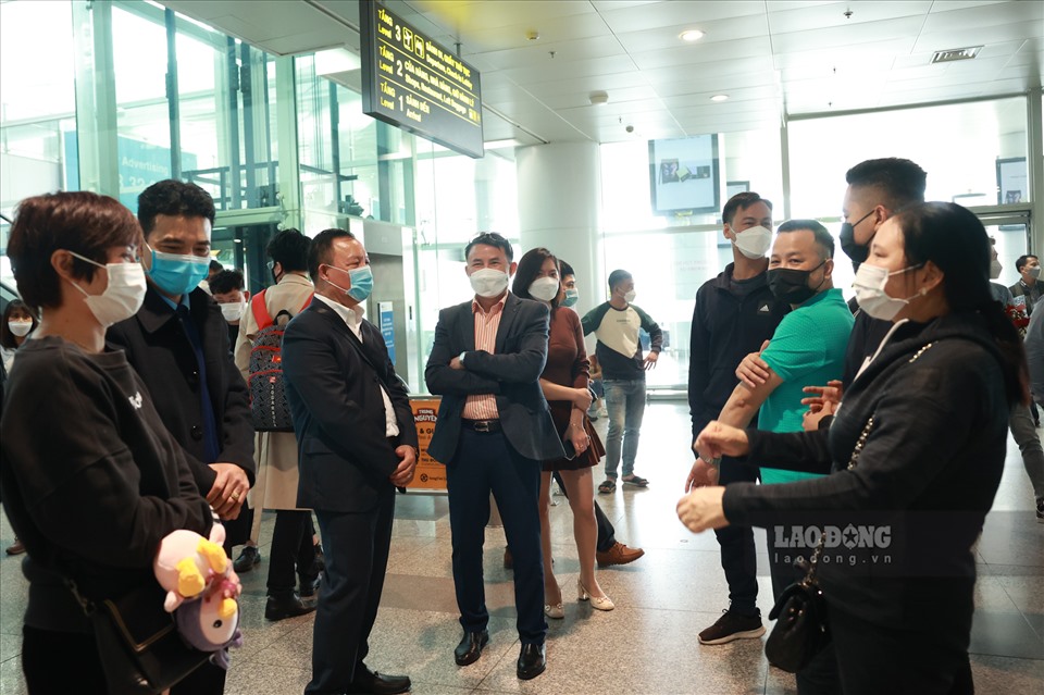 Ông Phạm Quang Sơn (61 tuổi, ở Thanh Xuân, Hà Nội) cùng vợ và gia đình thông gia đã đến sân bay Nội Bài từ 9h sáng để đón con cháu trở về từ Ukcraine.