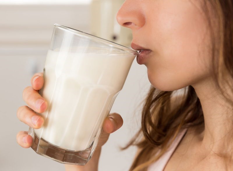 5. Sữa tách béo thường được coi là sự lựa chọn lành mạnh hơn so với sữa nguyên chất. Tuy nhiên, nghiên cứu cho thấy những người ăn nhiều sản phẩm từ sữa giàu chất béo hơn có xu hướng nhẹ cân hơn. Điều này có thể là do chất béo gây no lâu hơn.