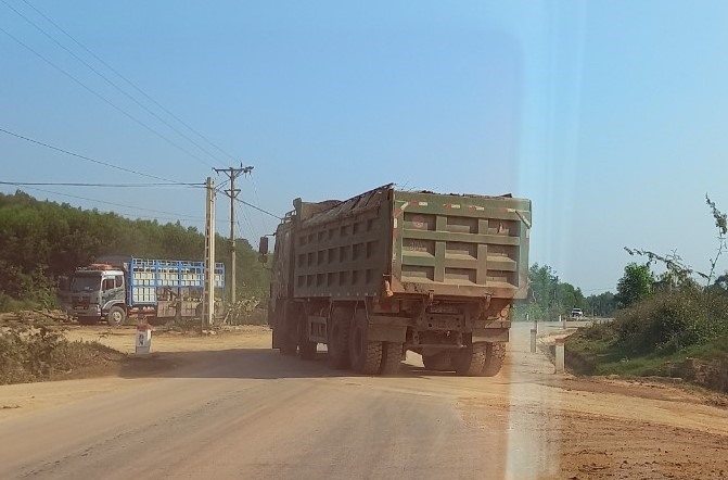 Xe có dấu hiệu quá tải chạy trên  quốc lộ 48 đi qua địa phận xã Châu Bình, huyện Quỳ Châu. Ảnh: QĐ