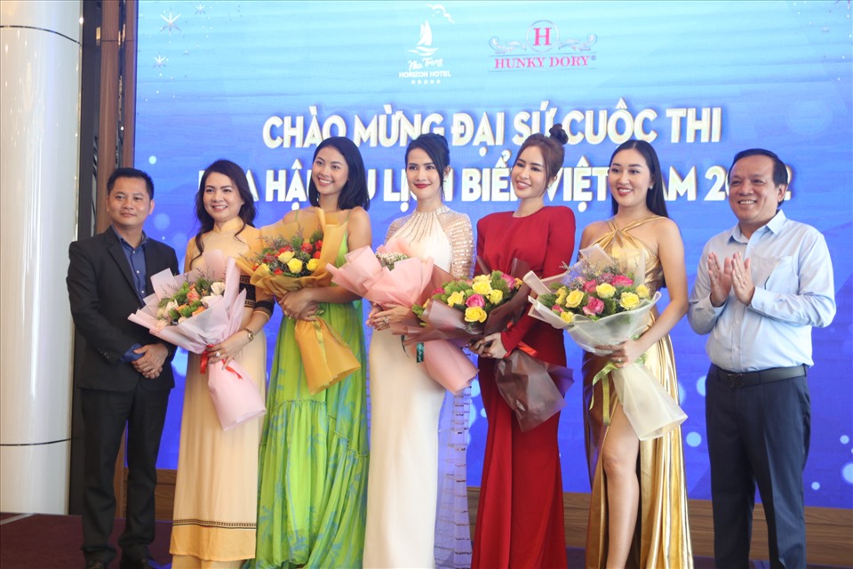 Ban tổ chức cuộc thi hoa hậu du lịch biển Việt Nam và lãnh đạo Hiệp hội du lịch Khánh Hoà chúc mừng các người đẹp đại sứ du lịch ngày quốc tế phụ nữ 8.3. Ảnh: P. Linh