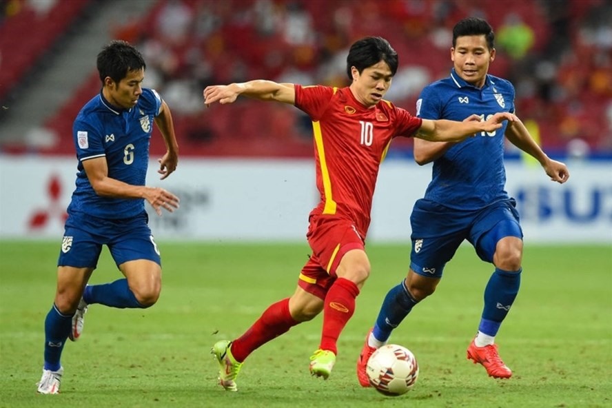 Tuyển Thái Lan và tuyển Việt Nam đối đầu nhau ở AFF Cup 2020. Ảnh: AFP