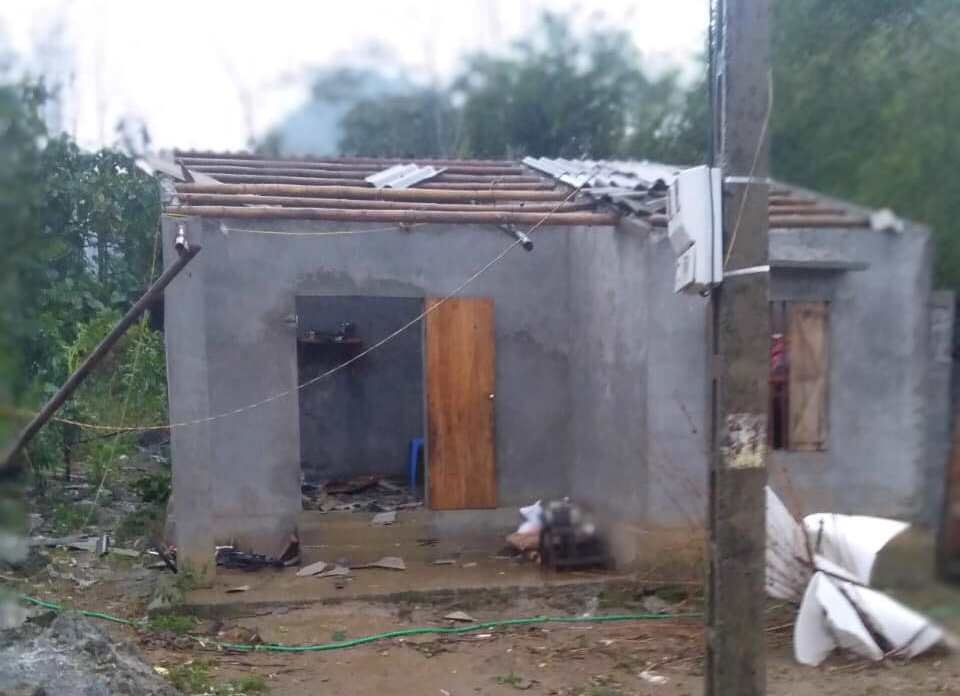 Một ngôi nhà bị hư hỏng hoàn toàn phần mái.