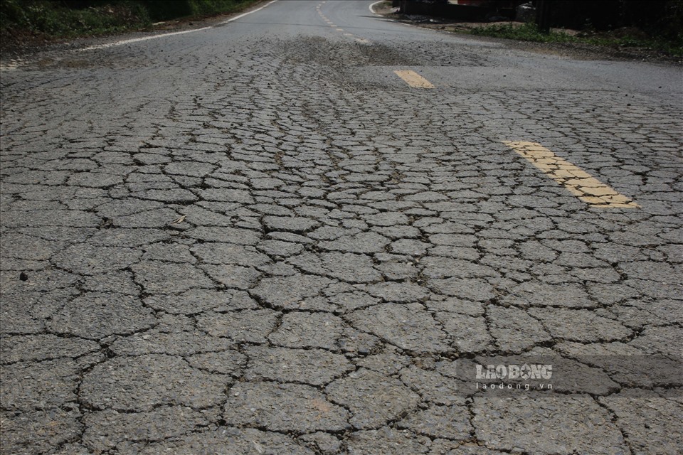 Trên mặt đường, nhiều vết nứt, lún chồng chéo, tại các đoạn km15, km19, km23, km24 của tỉnh lộ 172 nhiều đoạn vá chồng chéo.