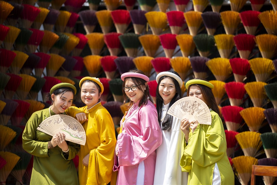 Cùng với việc vận động cán bộ công sở, giáo viên, học sinh, sinh viên mặc áo dài, tỉnh Thừa Thiên - Huế còn tổ chức nhiều hoạt động quảng bá, tôn vinh vẻ đẹp của áo dài Huế như lễ hội áo dài trong các kỳ Festival Huế, ngày hội áo dài Huế.