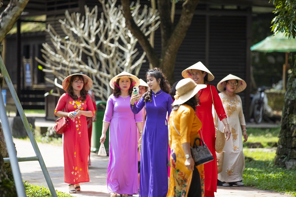 Trong ngày lễ ý nghĩa này, nhiều chị em phụ nữ ở Huế cũng như du khách đến Huế đã chọn tham quan các điểm di tích Huế trong trang phục tà áo dài thướt tha.
