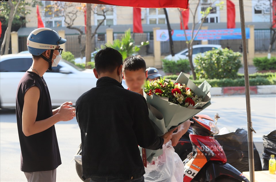 Anh Phạm Hữu Chúc (Chủ cửa hàng kinh doanh hoa tại Hà Nội) chia sẻ: “Dịp lễ 8.3 mọi năm bán được khoảng 1.800 - 2.500 bó hoa. Nhưng năm nay cả sáng đến giờ mới chỉ bán được gần 1.000 bó hoa các loại. Hy vọng từ giờ đến tối bán được khoảng 500 bó nữa“.