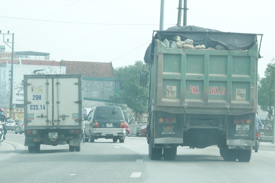 Xe tải chở đá lưu thông trên QL1A đoạn thuộc thị trấn Nghèn, huyện Can Lộc. Ảnh: Trần Tuấn.