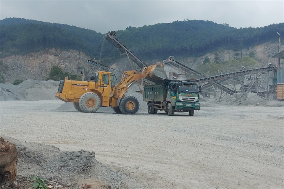 Xe tải vào mua đá ở mỏ đá thuộc xã Vượng Lộc. Ảnh: Trần Tuấn.