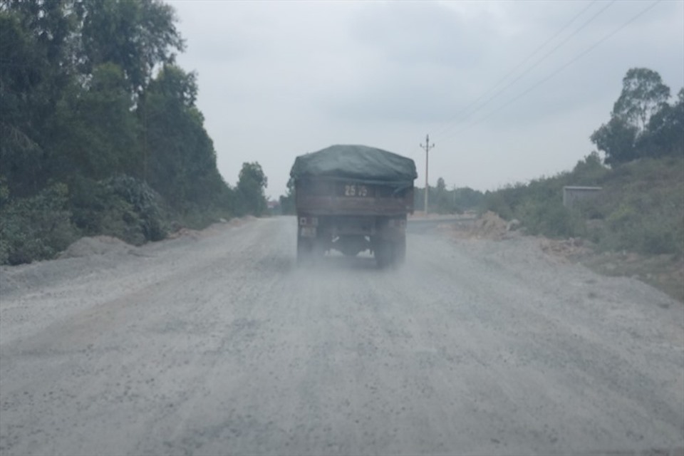 Một xe chở đá vừa “ăn hàng” từ mỏ đá ra đang lưu thông trên tuyến đường 58 đoạn giáp ranh xã Vượng Lộc, huyện Can Lộc với thị xã Hồng Lĩnh. Ảnh: Trần Tuấn.