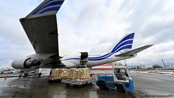 Máy bay Mỹ vận chuyển hàng viện trợ quân sự cho Ukraina hạ cánh ở Kiev ngày 9.2.2022. Ảnh: AFP