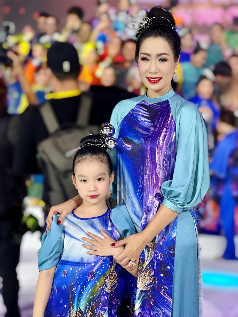 Ánh Vy con gái thứ 2 của Trịnh Kim Chi tỏ ra rất tự tin, dạn dĩ trước ống kính khi cùng mẹ sải chân từng bước uyển chuyển trên sàn diễn siêu dễ thương. Được biết đây là lần đầu tiên của công chúa nhỏ biểu diễn thời trang trên sân khấu chuyên nghiệp.