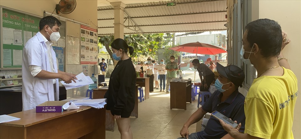 Người dân xếp hàng Trạm Y tế phường Phước Long B lấy giấy xác nhận âm tính. Ảnh: Nguyễn Ly